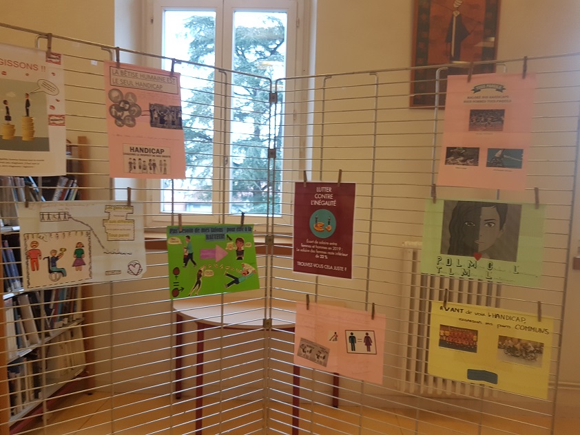 Exposition d'affiches contre les discriminations