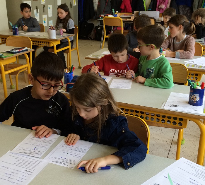 Un exemple de travail avec les autres classes ... confectionner la galette des rois avec nos camarades de Petite Section.