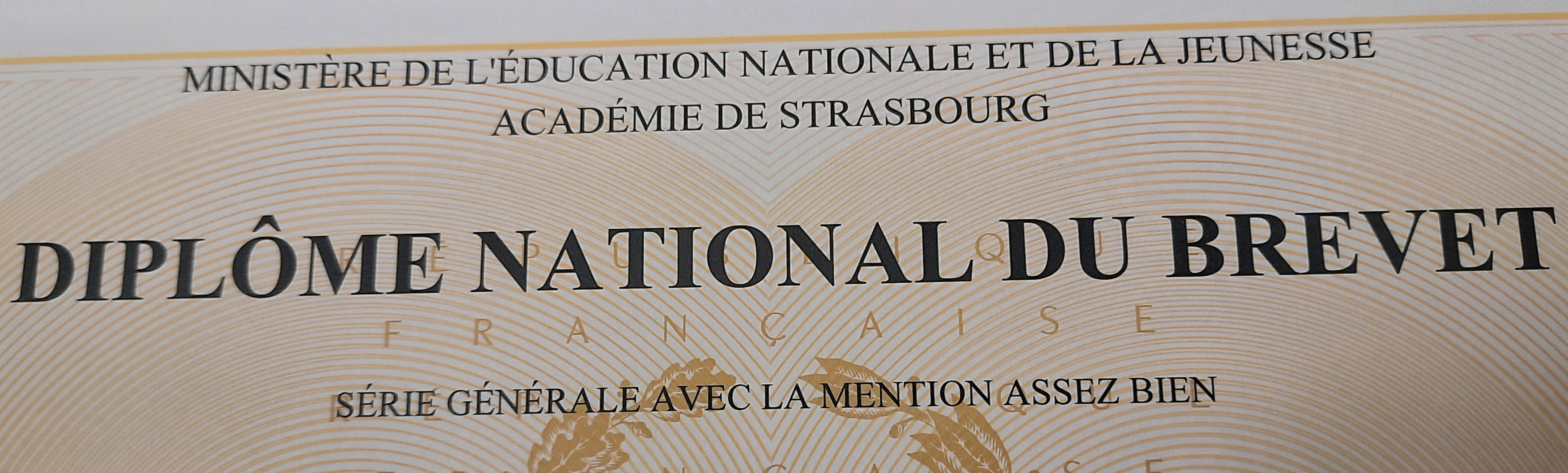 Remise des diplômes du Brevet  au gymnase de l'Institution Champagnat à 19h00.