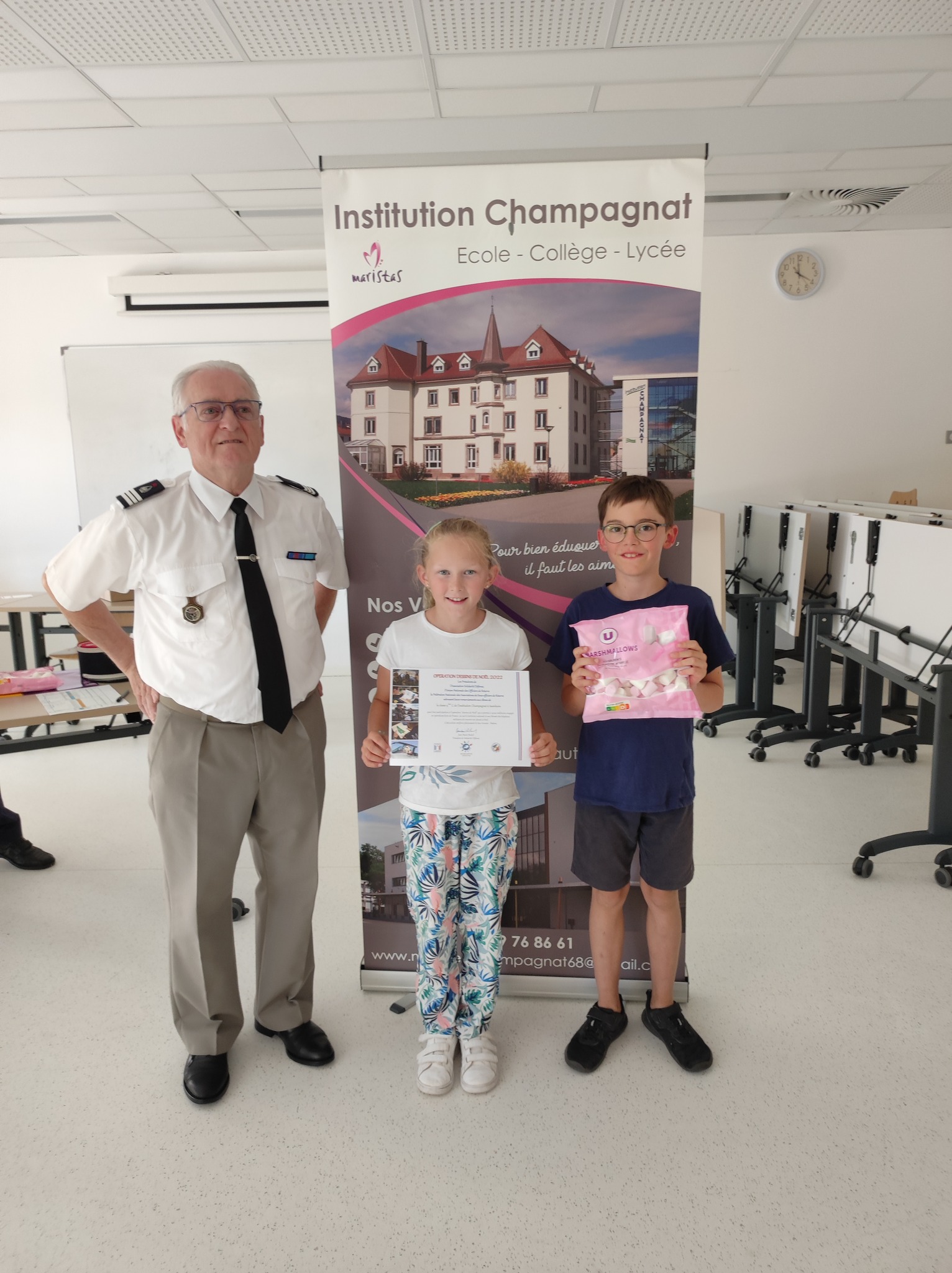 Remise de diplômes pour "l'opération dessin de Noël" (suite)