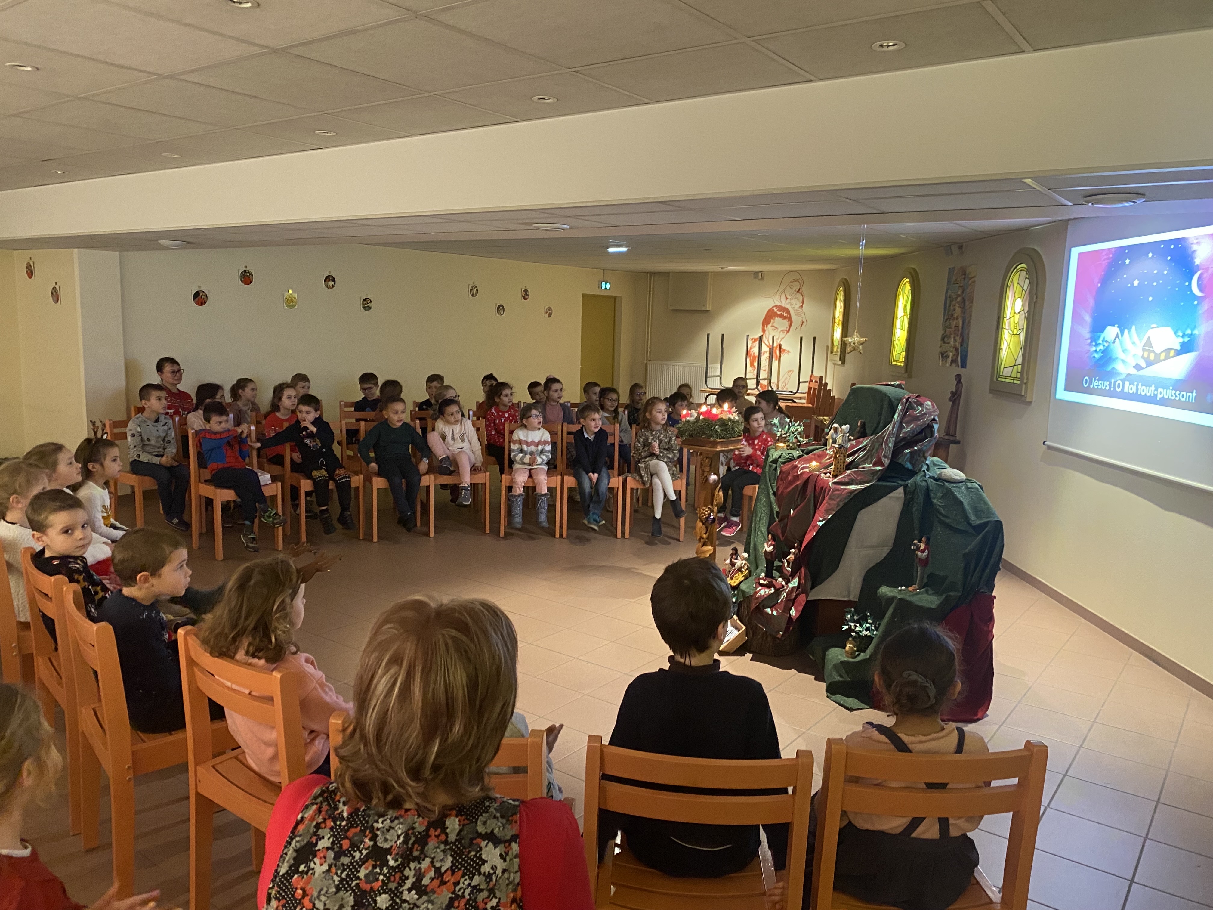 Célébration de Noël pour les enfants du primaire