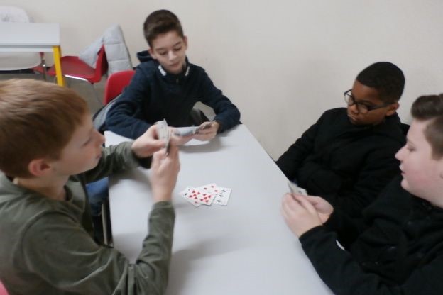 JEUX DE SOCIETE : amitié et découvertes assurées